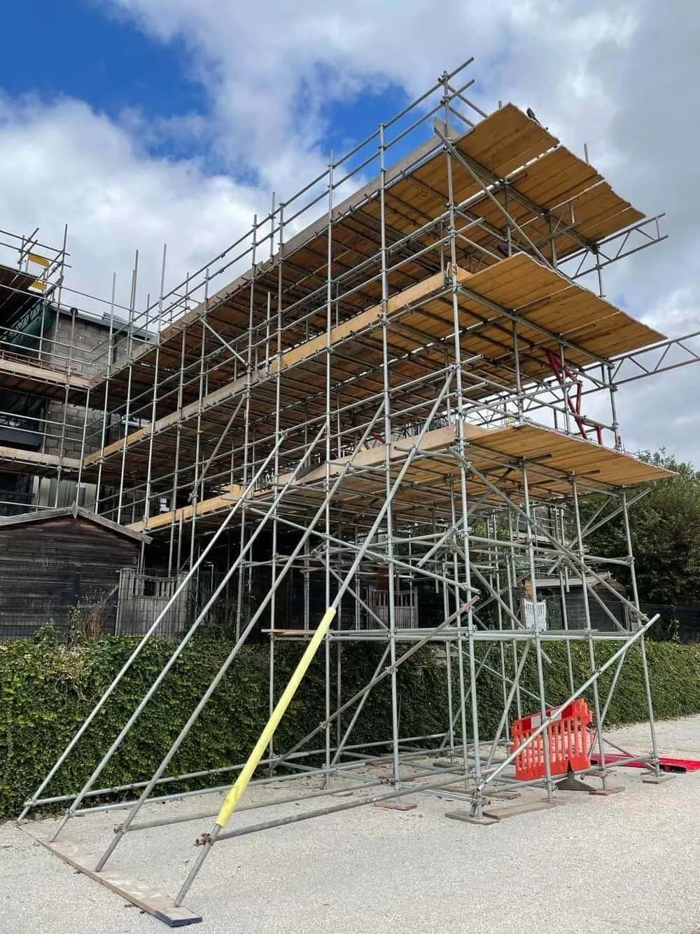 Pinnacle Scaffolding commercial project featuring multi-level timber boarding platforms