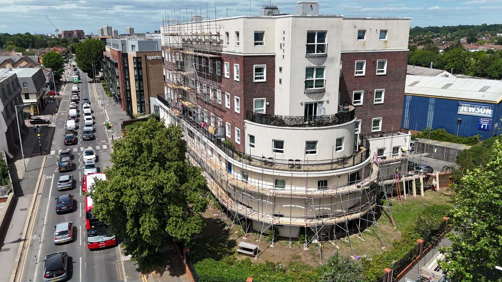 Full height scaffold to a curved residential block in New Malden, KT3, for render repairs - Pinnacle Scaffolding