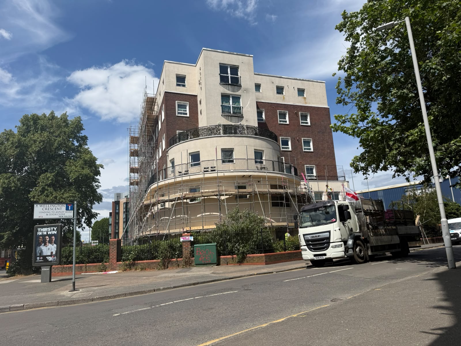 Scaffold following the curved frontage of a residential block at Wellington Crescent, New Malden - Pinnacle Scaffolding