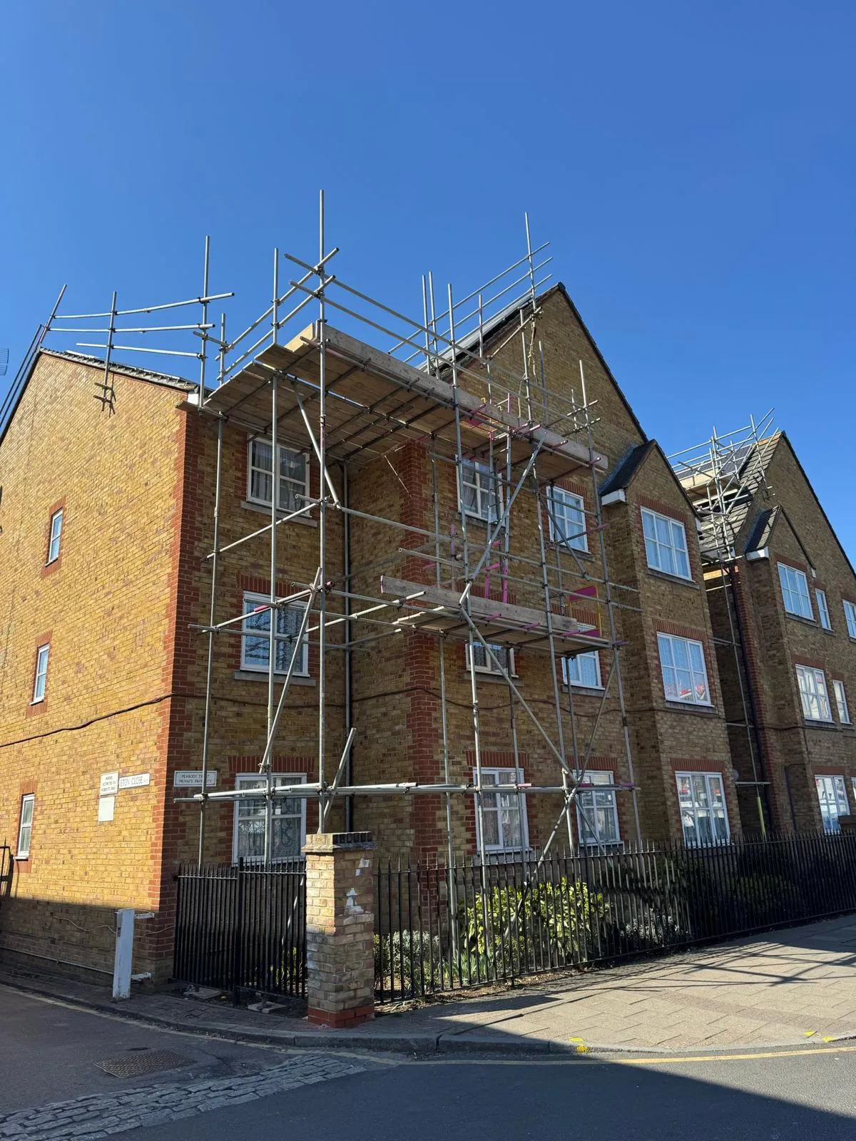 Multi-block residential scaffold for solar installation from street level, Dartford